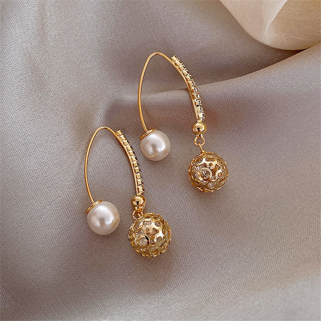 Visage de licorne détaillé sur ces boucles d'oreilles fantaisie, bijoux pour femmes en acier, zirconium brillant.