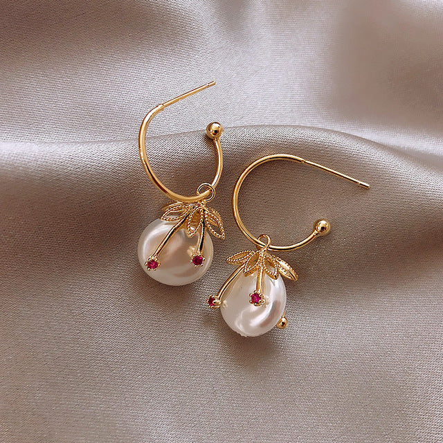 Boucles d'oreilles licorne fantaisie présentées sur support, bijoux pour femmes, acier inoxydable, style unique.