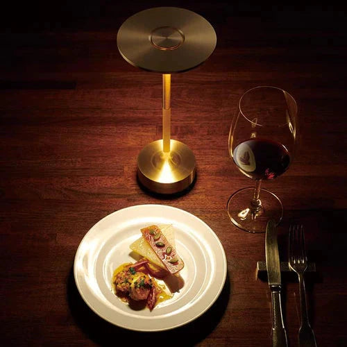 Éclairage de table LED sans fil rechargeable, design contemporain, idéal pour salon ou chambre.