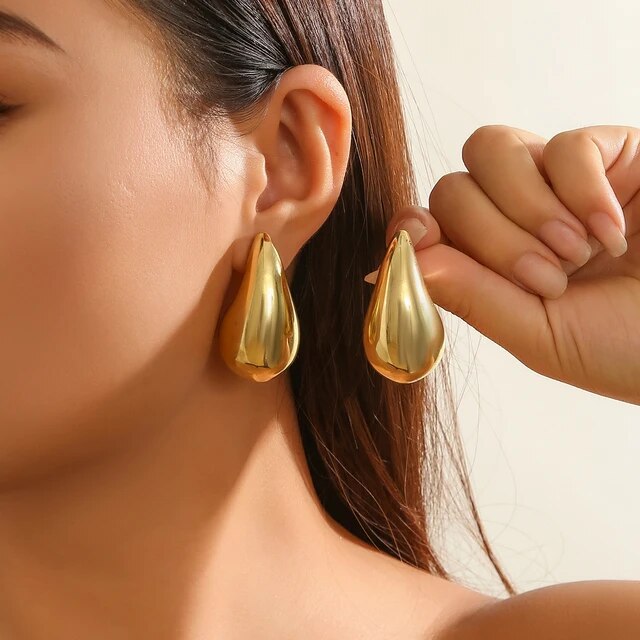 Boucles d'oreilles goutte vintage pour femme, élégance intemporelle. Bijoux plaqué or ou argent 925.