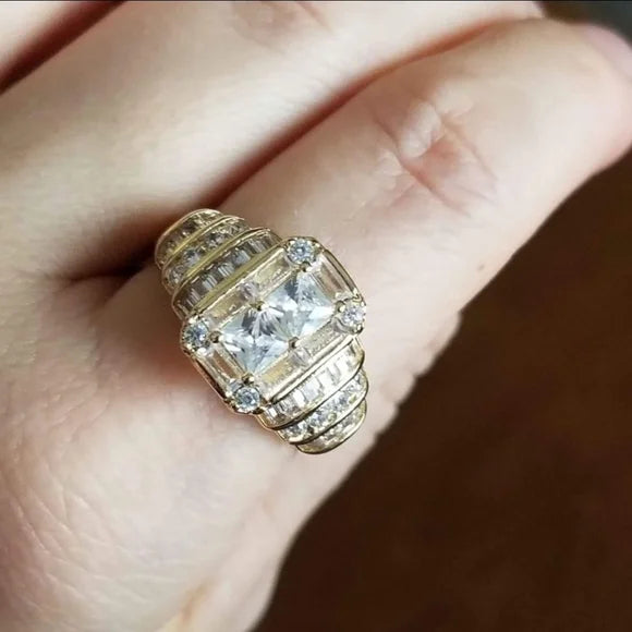 Accessoire femme élégant: bague classique dorée en acier inoxydable, ornée de zircons éclatants.