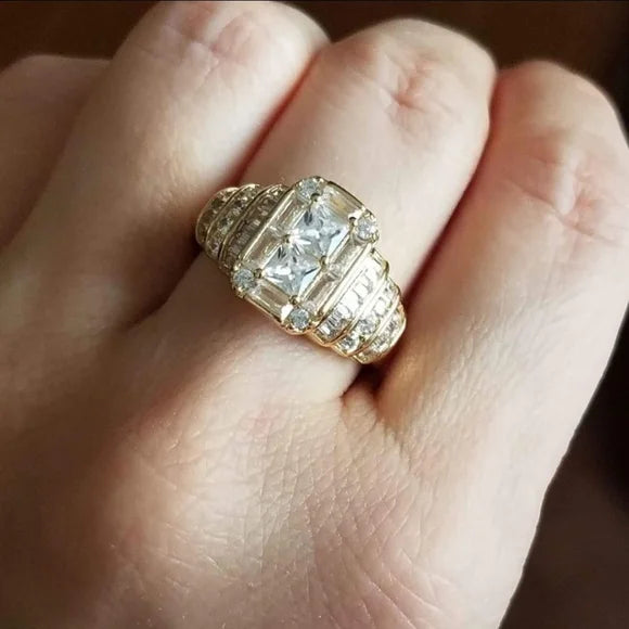 Bijoux femme: bague en acier inoxydable finition dorée avec zircons, design antique et sophistiqué.
