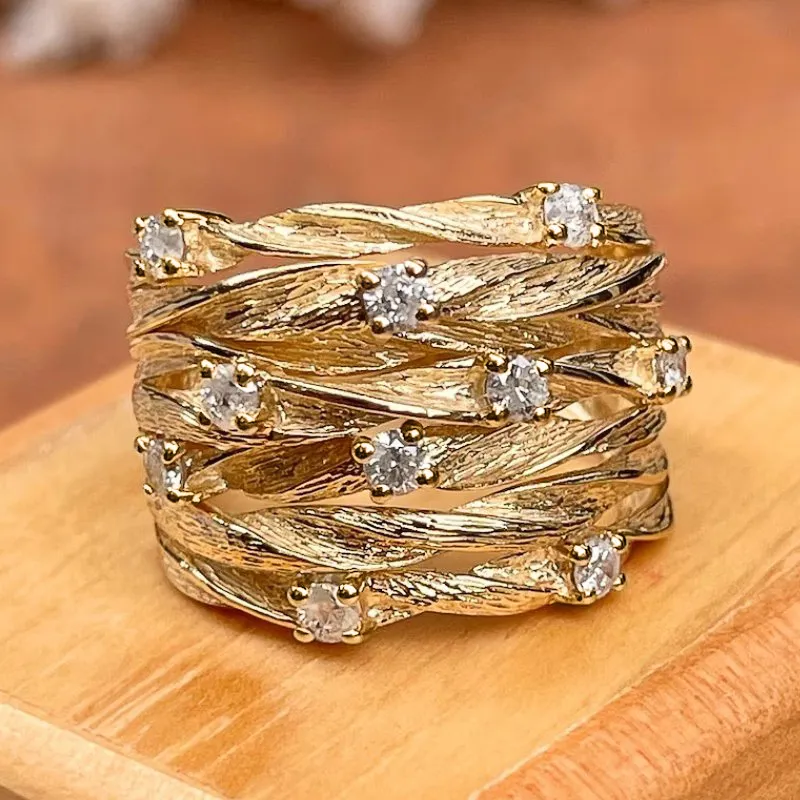Bague vintage dorée pour femme, style élégant et intemporel. Bijou d'accessoire de mode.