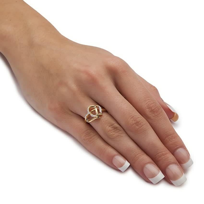 Bague cœur sculptée pour femme, finition or brillant, un accessoire intemporel et chic.