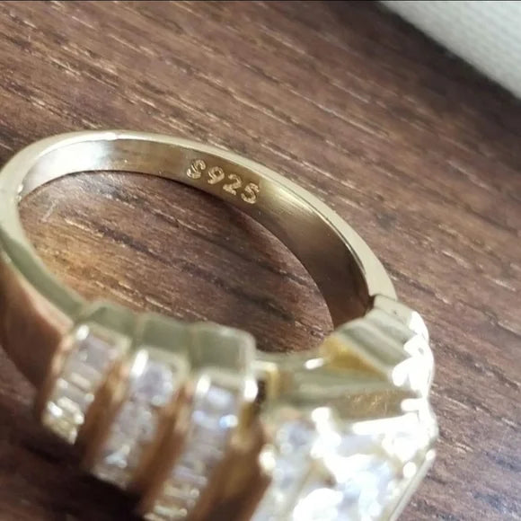 Anneau vintage doré pour femme, en acier inoxydable avec zircons, un bijou de mode classique.