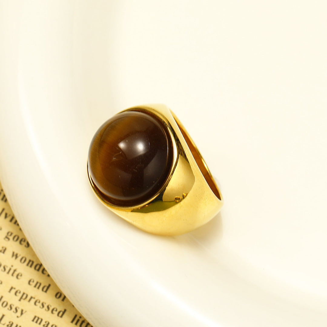 Bague femme argentée, pierre Oeil de Chat bleue, élégance discrète, style tendance pour l'été.
