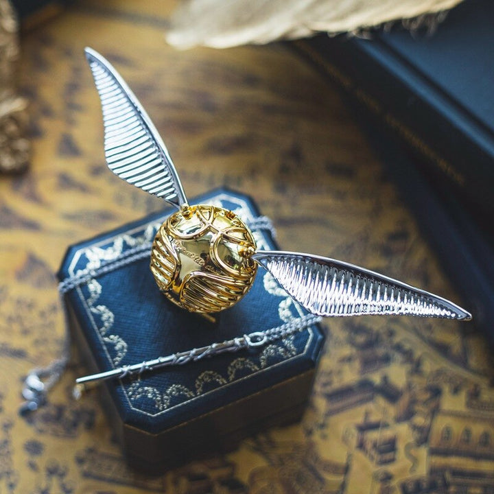 Boîte à anneau argentée "Orb Ailée", écrin bijoux fantaisie. Idéal pour bague et cadeau luxe.