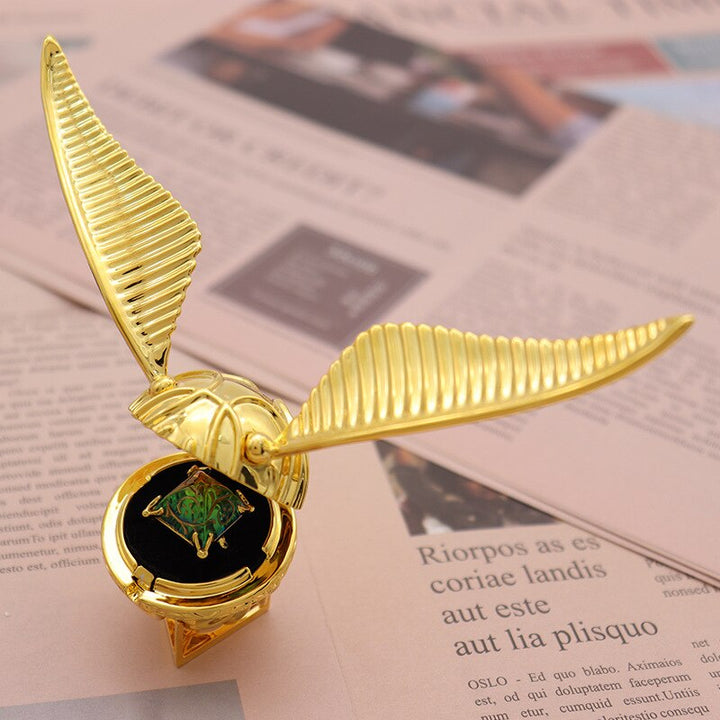 Boîte à anneau fantaisie "Orb Ailée" dorée, écrin unique pour bague. Cadeau luxe et original.