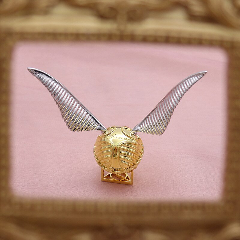 Vue de côté du coffret bijoux "Orb Ailée" doré. Boîte à anneau luxe, design fantaisie pour vos trésors.