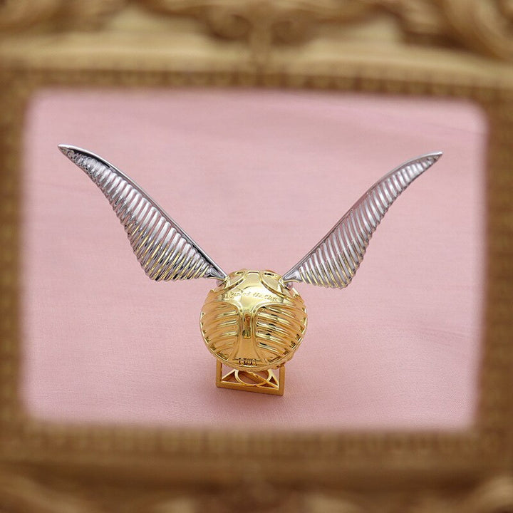 Vue de côté du coffret bijoux "Orb Ailée" doré. Boîte à anneau luxe, design fantaisie pour vos trésors.