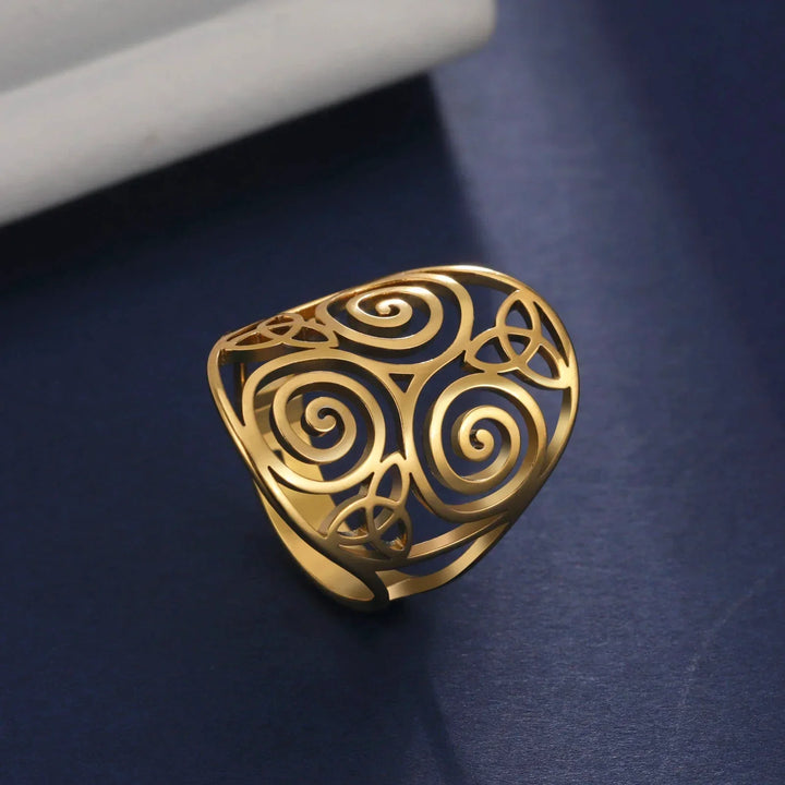 Bague triskel ajustable pour femme, design celtique spirituel. Symbole ancien de croissance et changement.
