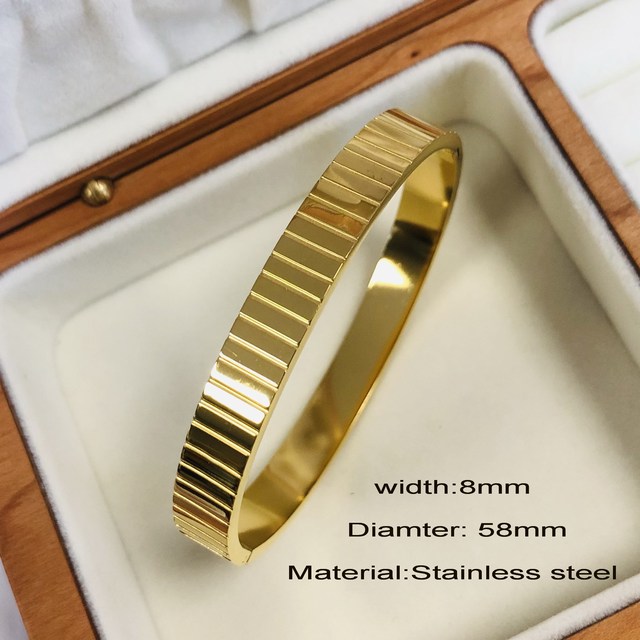 Cadeau idéal: bracelet femme scintillant avec zircons. Un bijou de luxe résistant à l'eau.