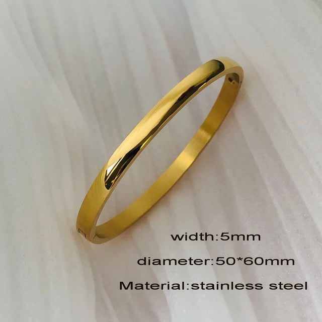 Bracelet scintillant, bijou femme de luxe avec zircons. Un accessoire de mode intemporel.