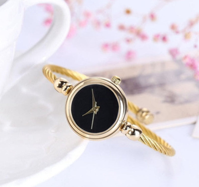 Cadeau femme idéal : montre élégante et tendance, accessoire mode classique pour un look raffiné.