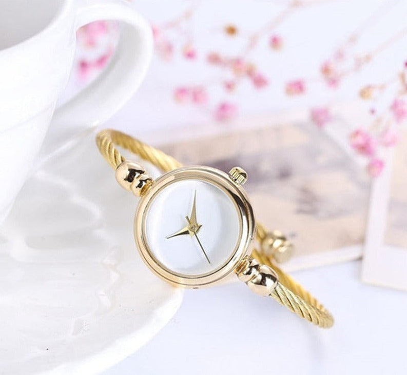 Montre femme classique avec cadran élégant, un accessoire mode intemporel et polyvalent.