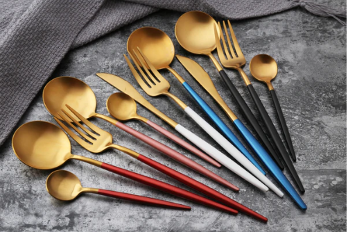 Cadeau parfait : set de 24 couverts de table en inox, allie luxe et durabilité.