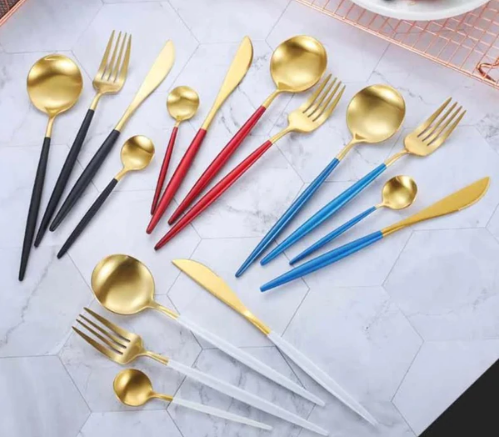 Couverts de luxe or 24 pièces en acier inoxydable, pour table festive.