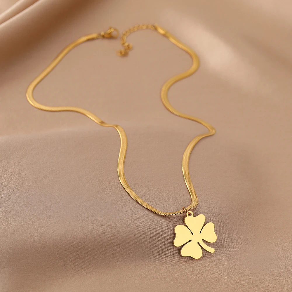 Collier pendentif femme en acier inoxydable, design trèfle. Bijou durable, résistant, style élégant.
