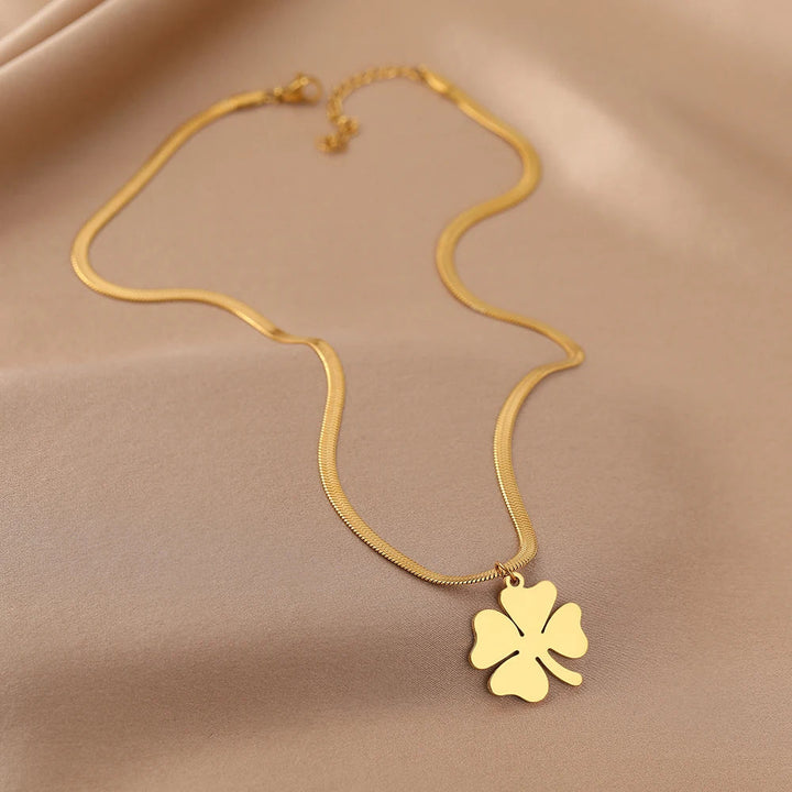Collier pendentif femme en acier inoxydable, design trèfle. Bijou durable, résistant, style élégant.