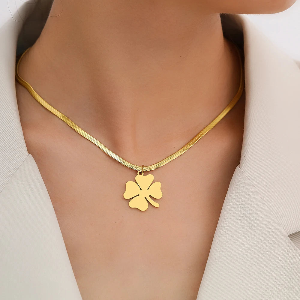 Bijou collier pendentif trèfle pour femmes. Accessoire mode élégant en acier inoxydable, idéal pour cadeau.