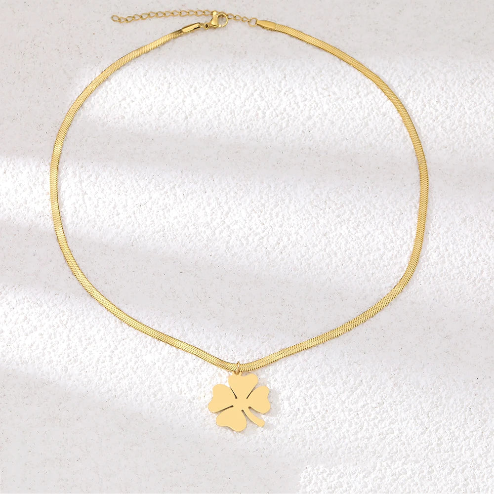 Magnifique collier pendentif trèfle en acier inoxydable pour femmes. Bijou élégant, tendance, parfait cadeau.
