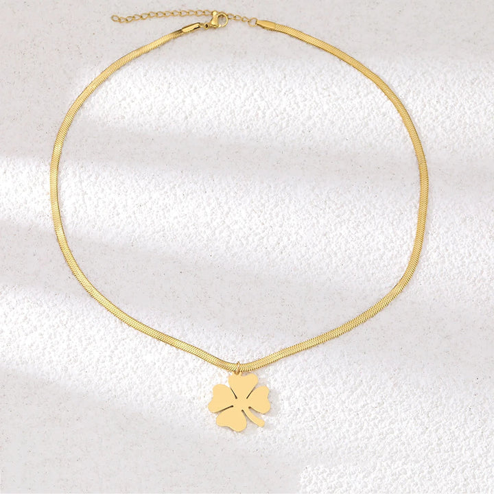 Magnifique collier pendentif trèfle en acier inoxydable pour femmes. Bijou élégant, tendance, parfait cadeau.