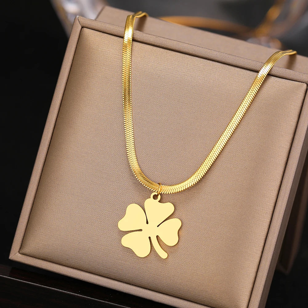 Collier pendentif femme en acier inoxydable, motif trèfle élégant. Bijou mode et polyvalent.