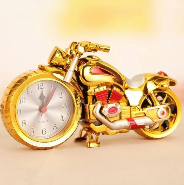 Réveil moto design rétro doré, horloge décorative élégante, cadeau original pour une maison au style vintage.