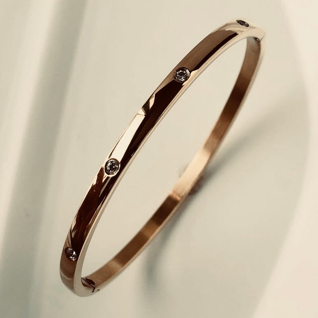Bracelet scintillant pour femme, bijou de luxe avec zircons, idéal pour un look chic.