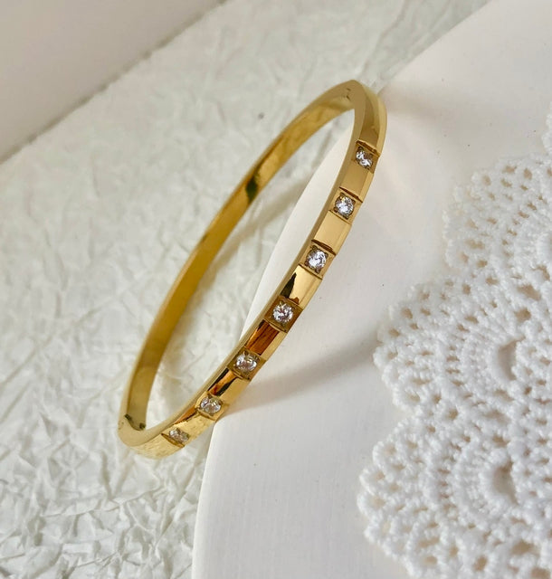 Bijou femme luxueux: bracelet scintillant avec zircons. Idéal pour accessoire résistant à l'eau.