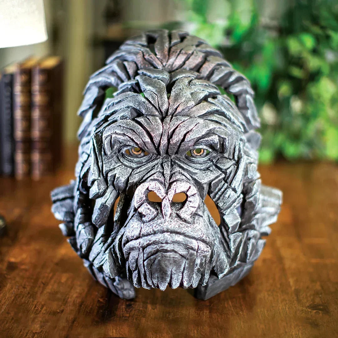 Figure animale décorative gorille réaliste en résine, sculpture moderne pour un intérieur élégant. Idée cadeau.