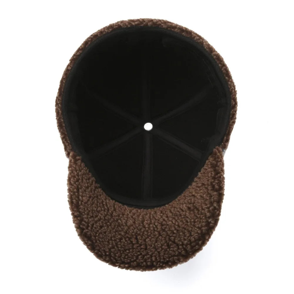 Casquette homme effet cuir, oreillettes doublées polaire pour protéger efficacement du froid hivernal.