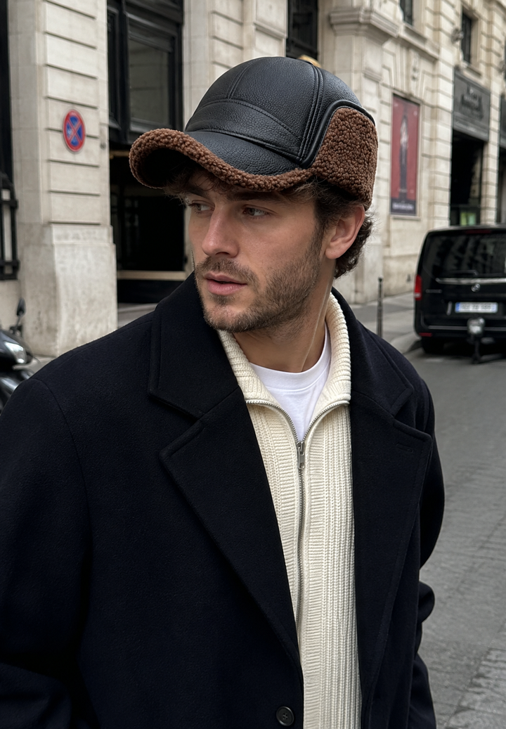 Casquette homme hiver effet cuir avec oreillettes polaire, chaude et élégante pour l'extérieur.