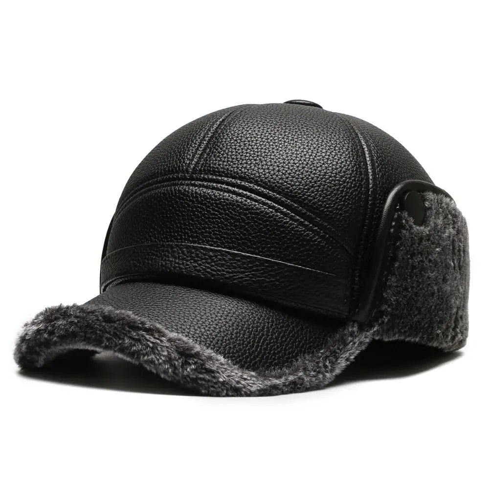 Élégante casquette homme hiver en cuir synthétique avec oreillettes chaudes et douillettes.