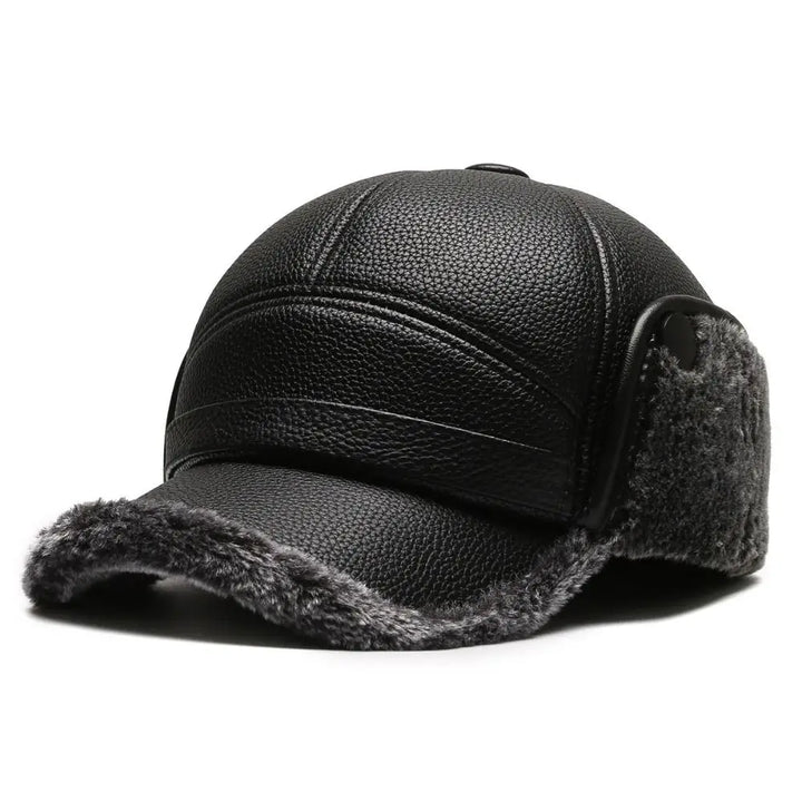 Élégante casquette homme hiver en cuir synthétique avec oreillettes chaudes et douillettes.