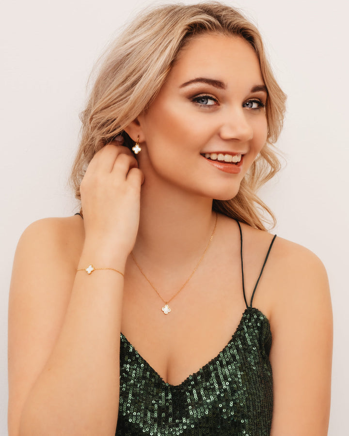 Bijou élégant: boucles d'oreilles trèfle pour femmes, argent 925, finition plaqué or et nacre.