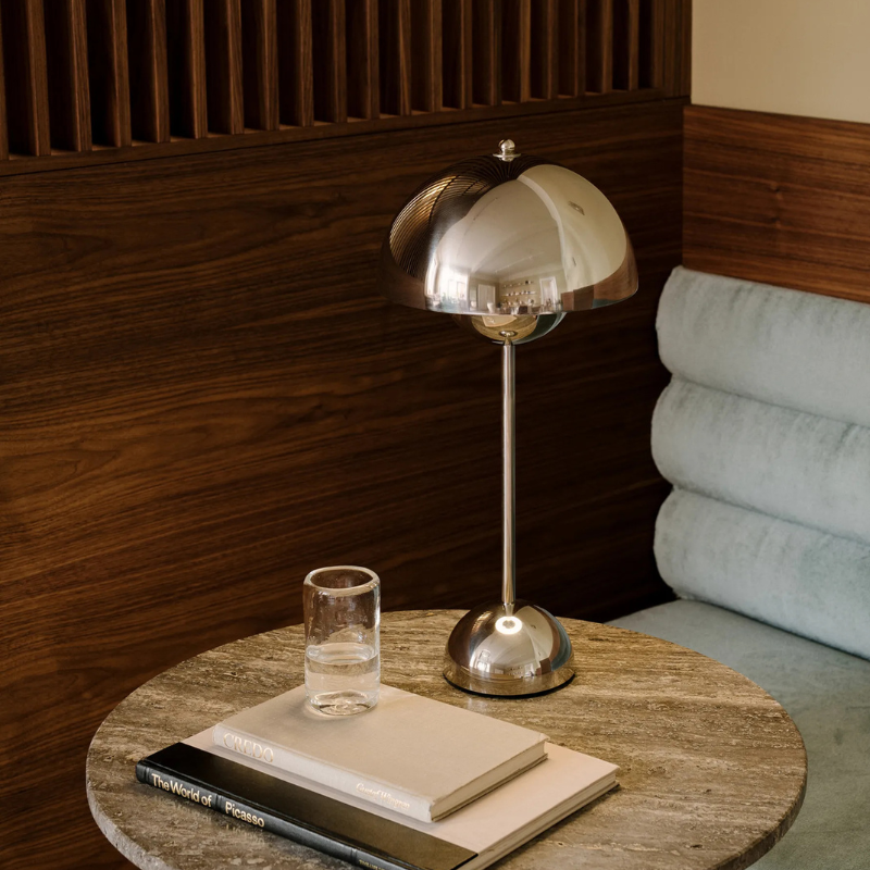 Décoration intérieure: lampe de table LED dimmable, rechargeable et moderne en métal.