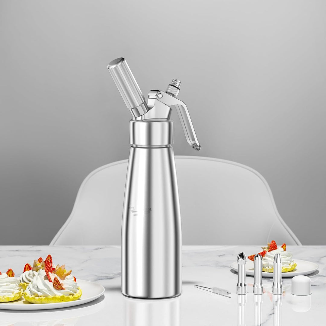 Ustensile de pâtisserie et gastronomie : siphon pour crème fouettée, mousses, sauces et desserts.