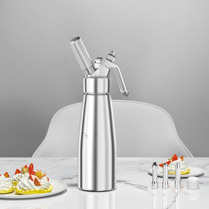 Ustensile de pâtisserie et gastronomie : siphon pour crème fouettée, mousses, sauces et desserts.