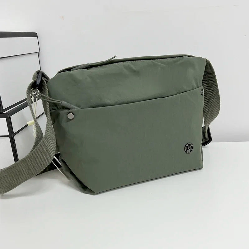 Sac banane femme léger, compact et imperméable en toile, indispensable pour les voyages et excursions.