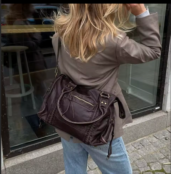 Vue frontale sac de cours femme, similicuir souple, grande capacité, design élégant pour la mode.