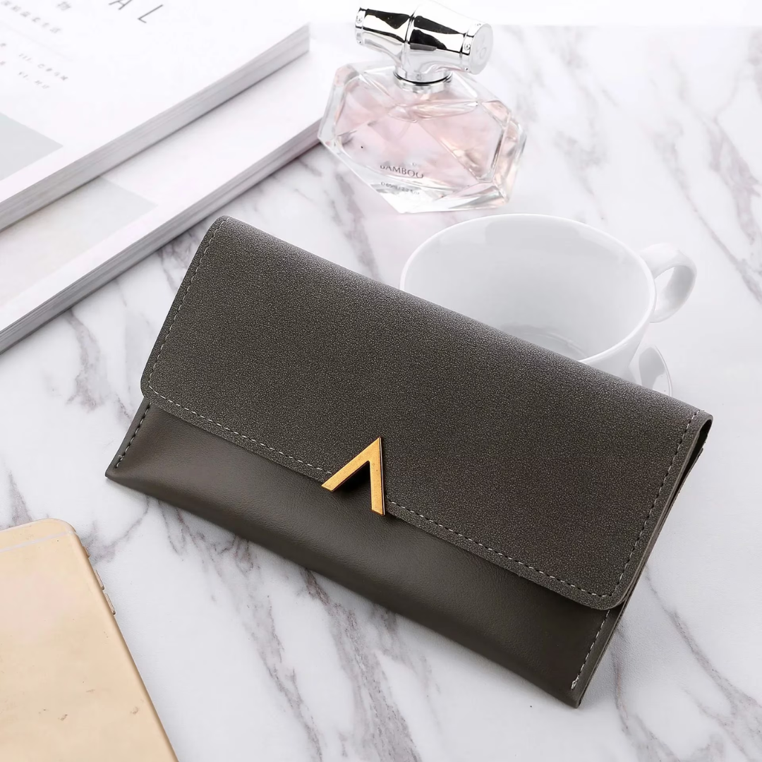 Portefeuille long femme pour organisation optimale, compact et élégant, essentiel pour vos cartes et monnaie.