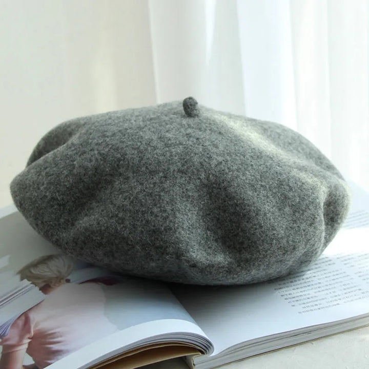 Bonnet en tricot doux et chaud, accessoire mode unisexe. Parfait pour l'hiver, élégant et confortable.