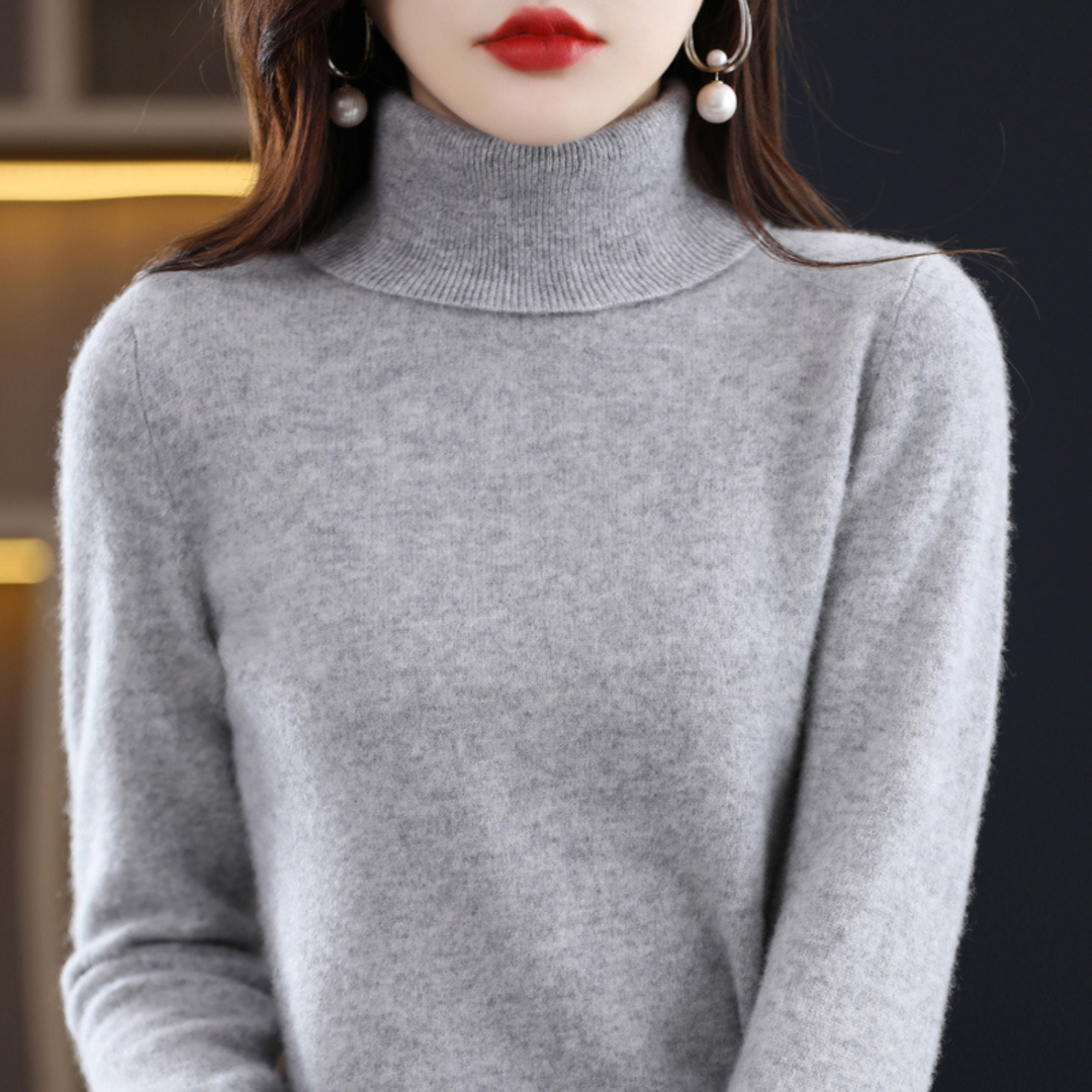 Pull femme col roulé en maille douce, élégant et chaud, pour un hiver chic et agréablement douillet.