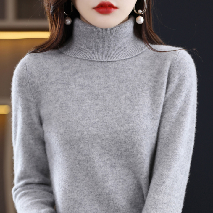 Pull femme col roulé en maille douce, élégant et chaud, pour un hiver chic et agréablement douillet.