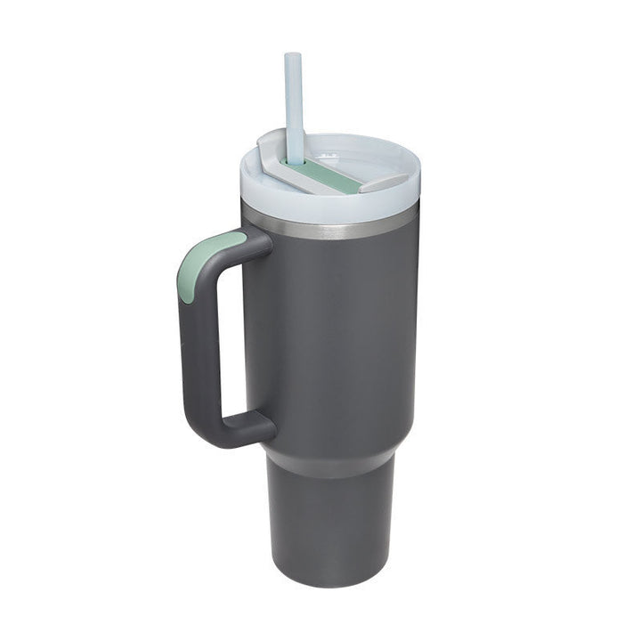 Mug isotherme avec poignée et paille, un accessoire essentiel pour l'hydratation active.