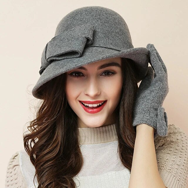 Femme élégante portant le chapeau Fedora Lucy, accessoire mode automne/hiver. Style chic et intemporel.