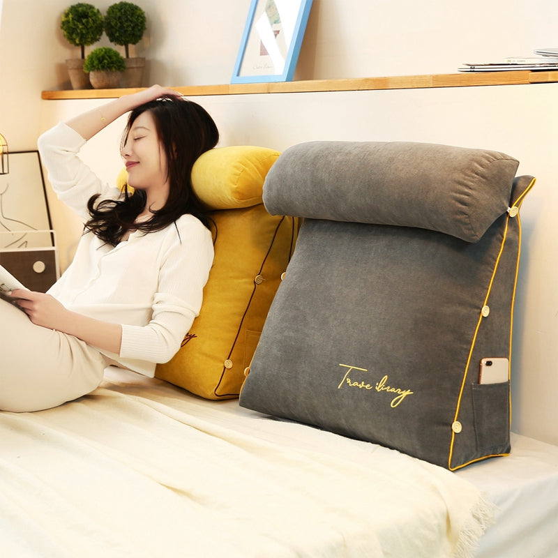 Coussin de soutien dorsal triangulaire ergonomique pour un confort optimal au lit ou sur canapé.