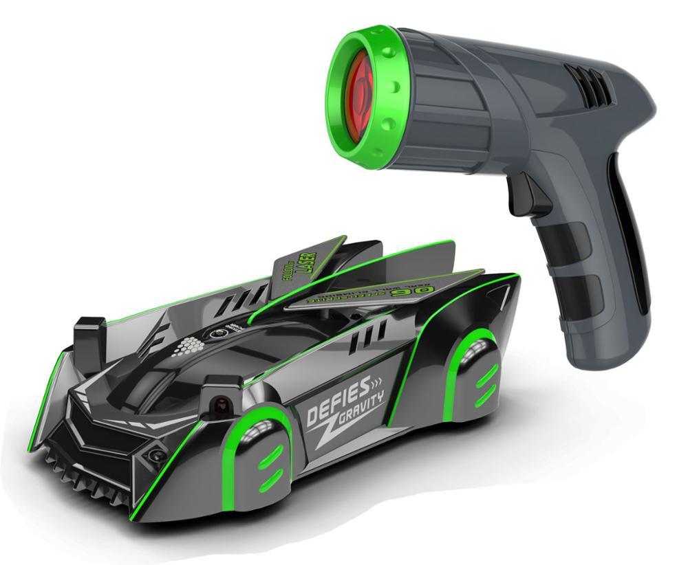 Voiture RC murale anti-gravité en pleine action, avec son faisceau laser dirigeant ses mouvements.