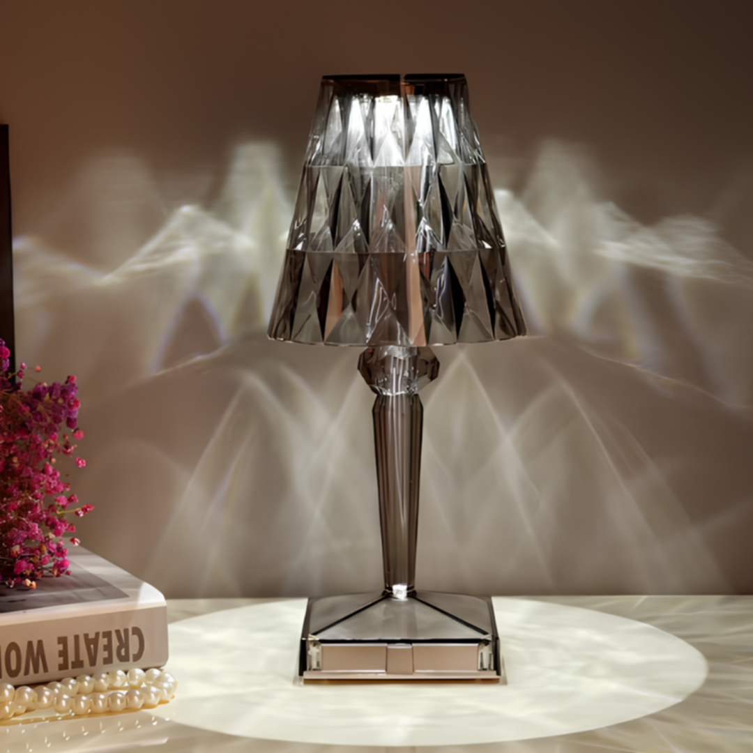 Lampe de table en cristal tactile LumeCrystal. Un élément de design et d'éclairage élégant pour toute pièce.